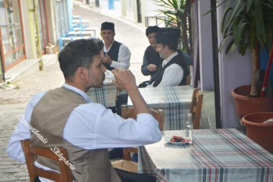 Όλα τα βλέμματα πάνω του: Ο Μιχάλης Λεβεντογιάννης έβγαλε για λίγο το κοστούμι του “Εισαγγελέα” και πήγε για ούζα