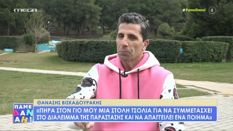 Ο Θανάσης Βισκαδουράκης εξομολογείται: «Όταν είμαι σε κίνηση στο δρόμο, βάζω δυνατά με ανοιχτά παράθυρα ψαλμούς»