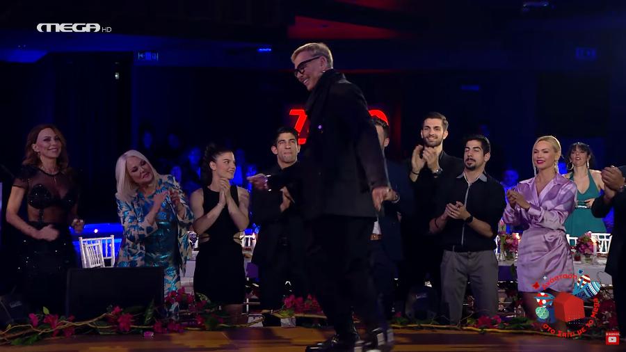 Τους άφησε άφωνους: Ο Λάκης Γαβαλάς χορεύει ζεϊμπέκικο στο Σπίτι με το Mega και ξετρέλανε το διαδίκτυο