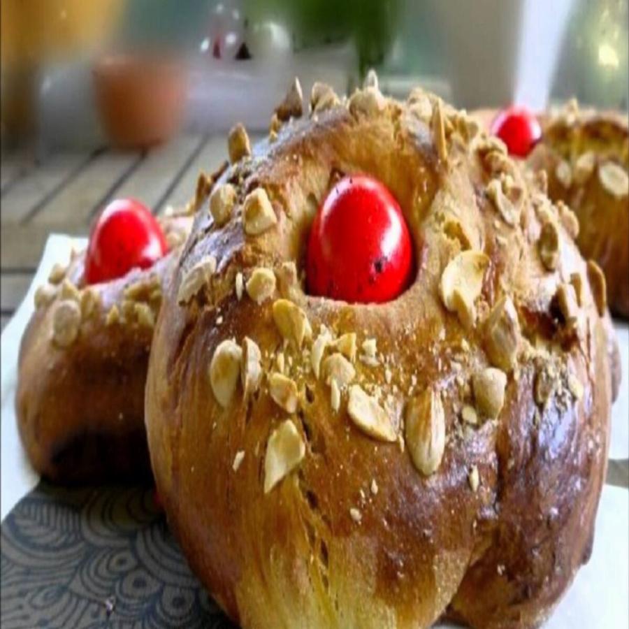 Όλοι τρέχουν να ψήσουν αυτά τα τσουρέκια: Χαμός με τα πασχαλινά ατομικά τσουρεκάκια του Άκη Πετρετζίκη