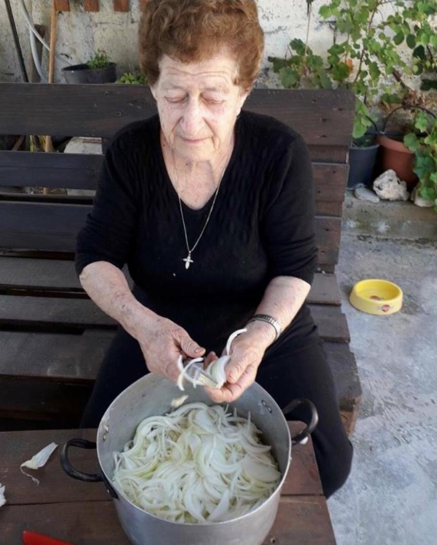 Η γιαγιά Ιωάννα για να πετύχετε το τέλειο χρώμα: Κρεμμύδια και μαργαρίτες για το βάψιμο των Πασχαλινών αυγών