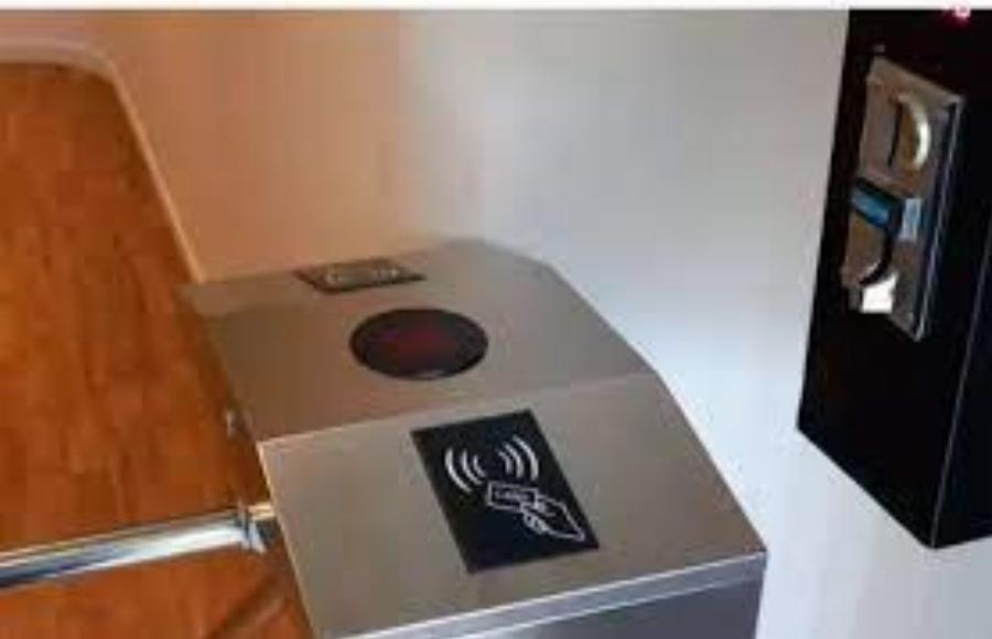 «Εξευρωπαϊστήκαμε»: Σούσουρο με τη τουαλέτα σε εκκλησία της Πάτρας που είναι επί πληρωμή και με περιστρεφόμενη μπάρα