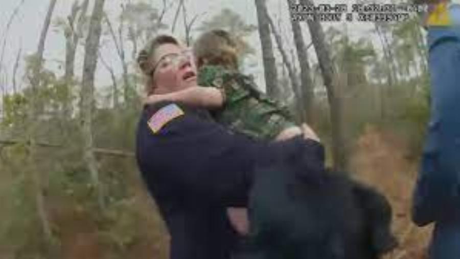«Σε έχω φίλε»: Η δραματική στιγμή που η αστυνομία βρίσκει ένα μικρό αγόρι που είχε χαθεί στο δάσος