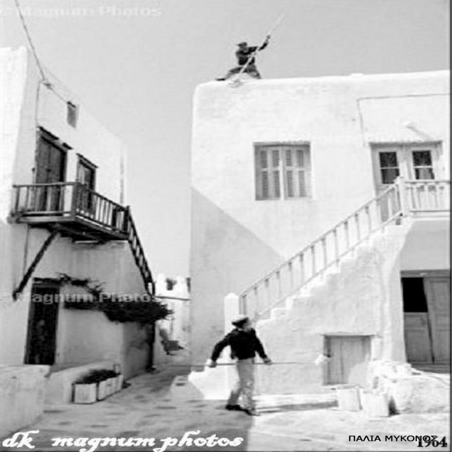 Ασβέστωμα των σπιτιών: Η παράδοση, η χολέρα, η υποχρεωτική λεύκανση επί δικτατορίας και το έθιμο που κρατάει μέχρι σήμερα