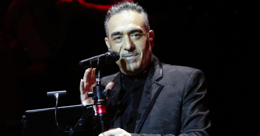 Μετονομασία της επίσημης σελίδας στο Facebook: Από Νότης Σφακιανάκης / Notis Sfakianakis σε Μα Εγώ Είμαι Έλληνας