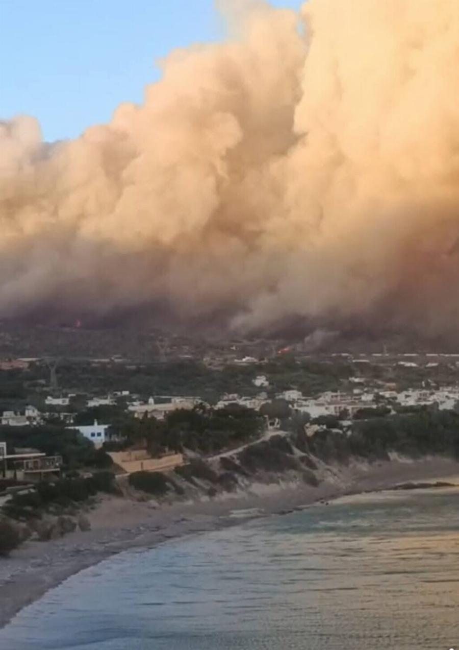 Έρχεται εφιαλτική νύχτα: Ανεξέλεγκτες διαστάσεις έχει λάβει η μεγάλη πυρκαγιά