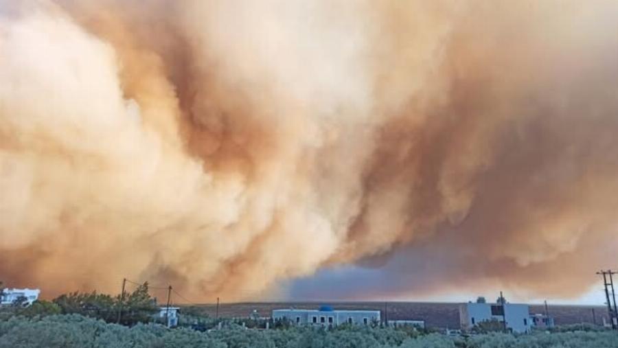 Έρχεται εφιαλτική νύχτα: Ανεξέλεγκτες διαστάσεις έχει λάβει η μεγάλη πυρκαγιά