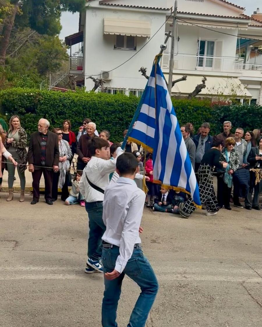 Τάσος Ιορδανίδης: Στιγμές υπερηφάνειας για τον ηθοποιό – Φωτογράφισε τον σημαιοφόρο γιο του στην παρέλαση της 25ης Μαρτίου