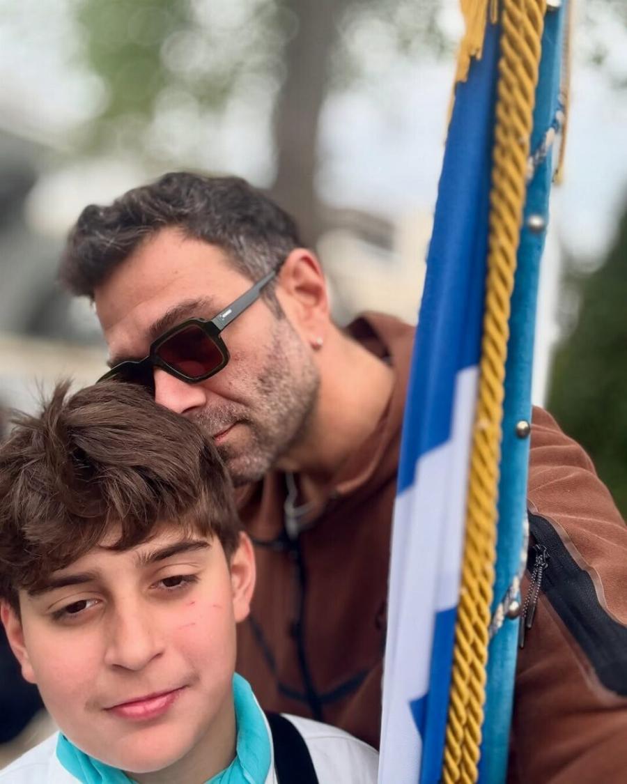 Τάσος Ιορδανίδης: Στιγμές υπερηφάνειας για τον ηθοποιό – Φωτογράφισε τον σημαιοφόρο γιο του στην παρέλαση της 25ης Μαρτίου