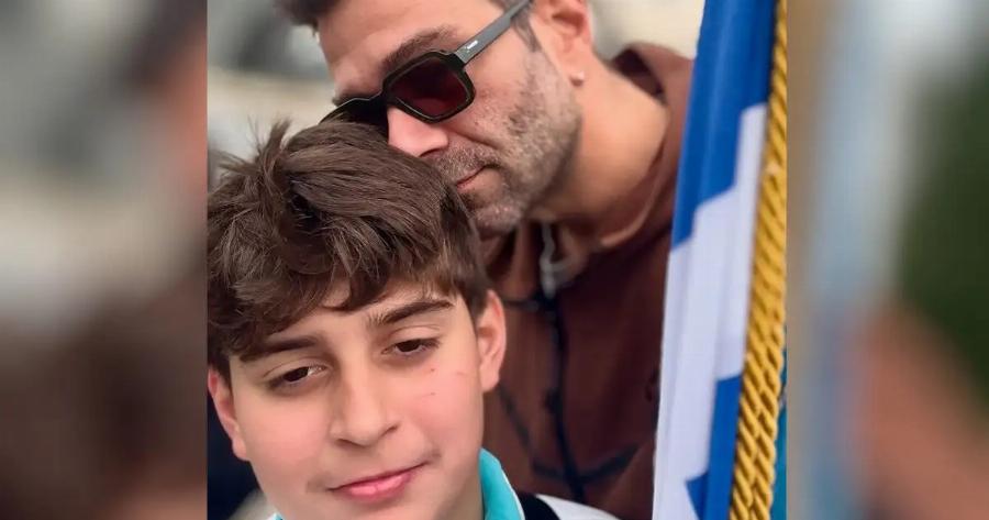 Τάσος Ιορδανίδης: Στιγμές υπερηφάνειας για τον ηθοποιό – Φωτογράφισε τον σημαιοφόρο γιο του στην παρέλαση της 25ης Μαρτίου