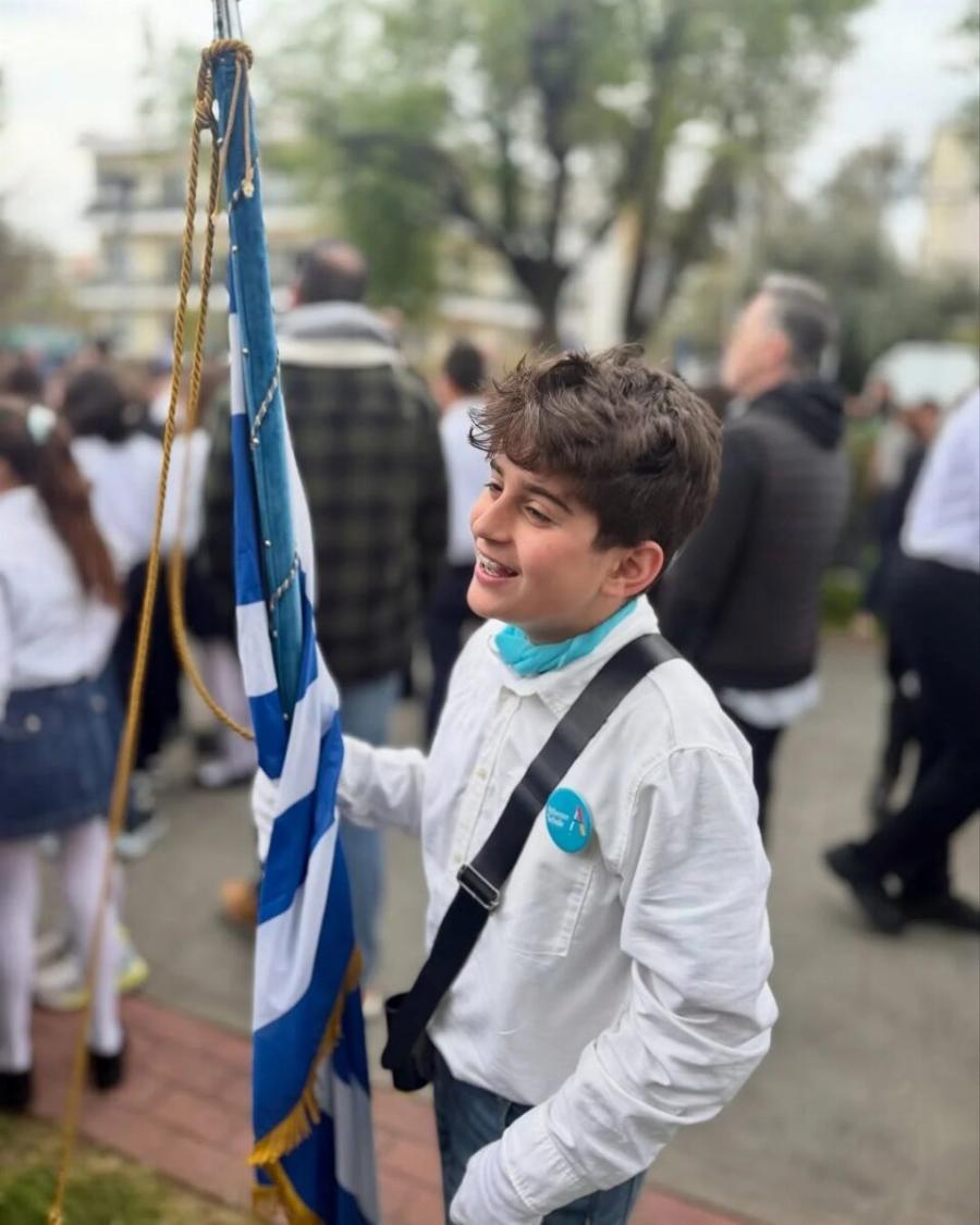 Τάσος Ιορδανίδης: Στιγμές υπερηφάνειας για τον ηθοποιό – Φωτογράφισε τον σημαιοφόρο γιο του στην παρέλαση της 25ης Μαρτίου