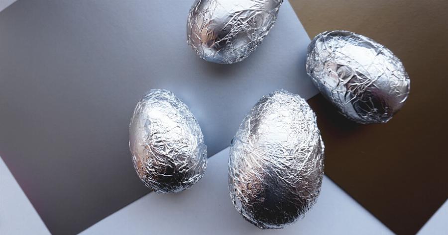 Βάψιμο αυγών: Δοκιμάστε το κόλπο με το αλουμινόχαρτο! Θα σας ρωτάνε όλοι πώς τα φτιάξατε