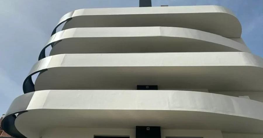 Στο Αγρίνιο έχτισαν την πρώτη πολυκατοικία με πισίνα σε κάθε μπαλκόνι και αμέσως έγινε viral