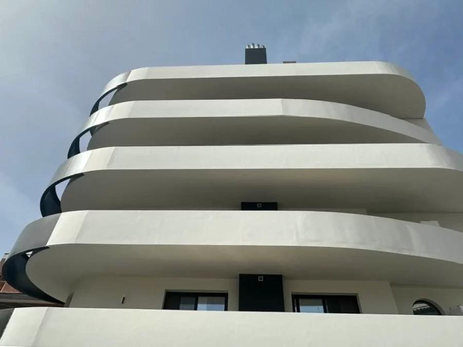 Στο Αγρίνιο έχτισαν την πρώτη πολυκατοικία με πισίνα σε κάθε μπαλκόνι και αμέσως έγινε viral