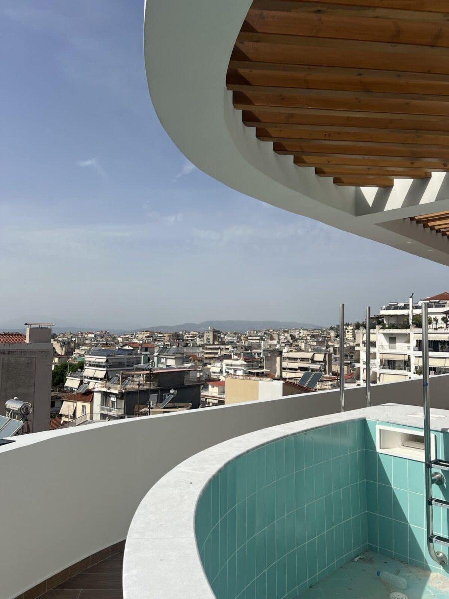 Στο Αγρίνιο έχτισαν την πρώτη πολυκατοικία με πισίνα σε κάθε μπαλκόνι και αμέσως έγινε viral