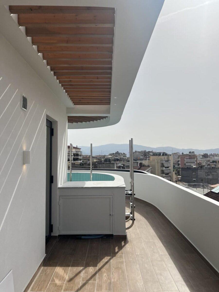 Στο Αγρίνιο έχτισαν την πρώτη πολυκατοικία με πισίνα σε κάθε μπαλκόνι και αμέσως έγινε viral