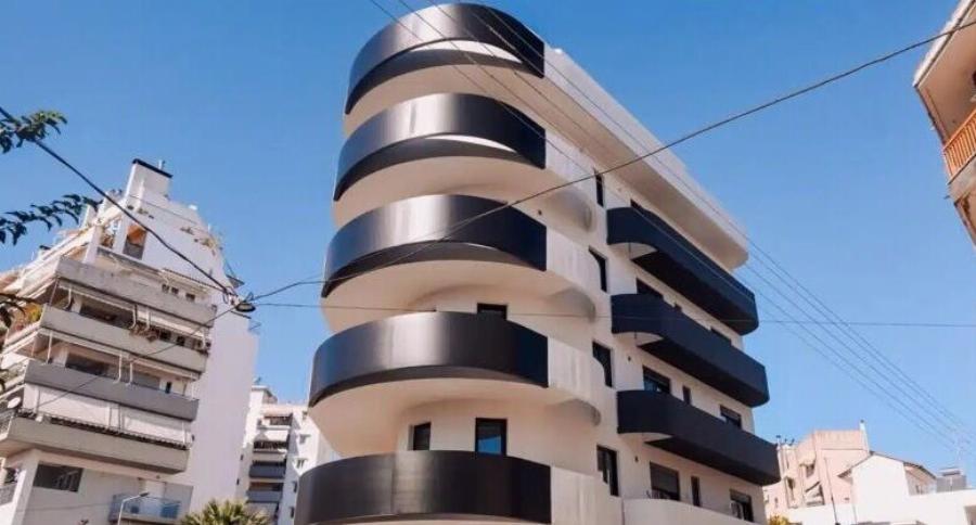 Στο Αγρίνιο έχτισαν την πρώτη πολυκατοικία με πισίνα σε κάθε μπαλκόνι και αμέσως έγινε viral