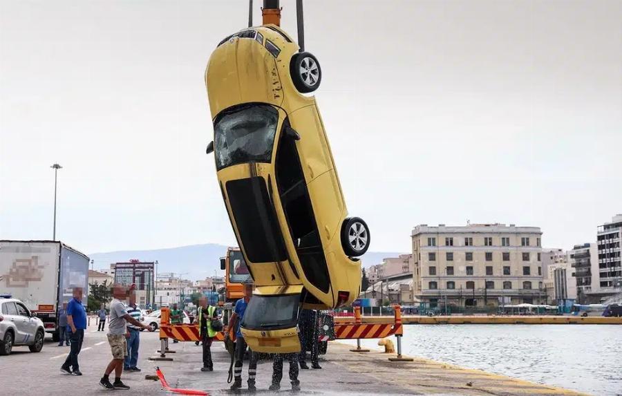 Συγκλονιστικές μαρτυρίες για την πτώση του ταξί στο λιμάνι του Πειραιά: Ο οδηγός έβαλε τη ζώνη, ανέπτυξε ταχύτητα και κατέληξε στη θάλασσα