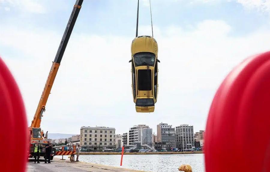 Συγκλονιστικές μαρτυρίες για την πτώση του ταξί στο λιμάνι του Πειραιά: Ο οδηγός έβαλε τη ζώνη, ανέπτυξε ταχύτητα και κατέληξε στη θάλασσα