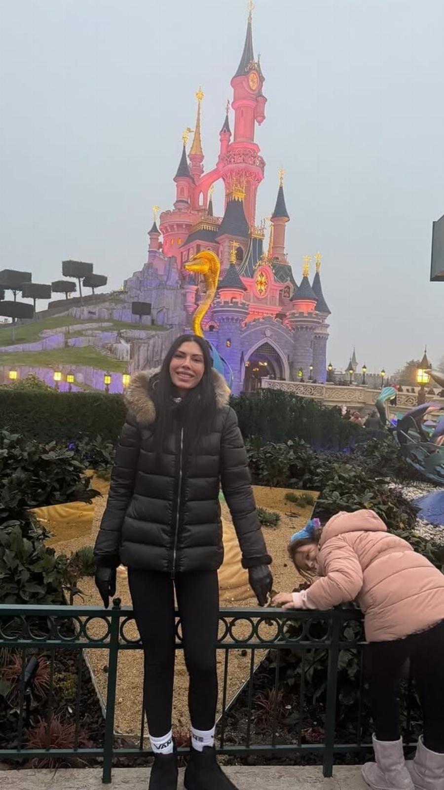 Τάραξε το Παρίσι με την ομορφιά της: Η Ιωάννα Μπούκη και το πρώτο φιλί με τον Σρόιτερ για το 2025