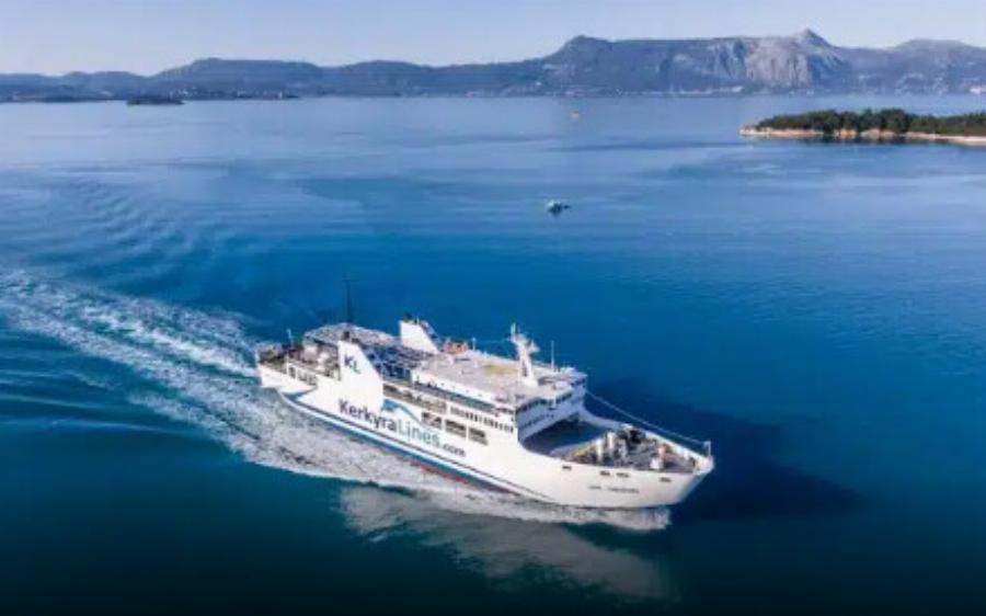 EKTAKTO Πλοίο με 500 επιβάτες προσάραξε έπειτα από μηχανική βλάβη