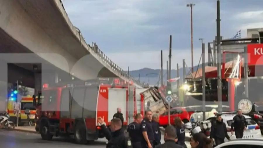 Νταλίκα έπεσε από γέφυρα της Πέτρου Ράλλη και κατέληξε στη Θηβών