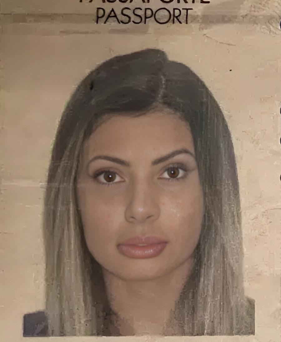 Την κράτησαν στο αεροδρόμιο γιατί από τις πολλές πλαστικές δεν την αναγνώριζαν στο διαβατήριό της