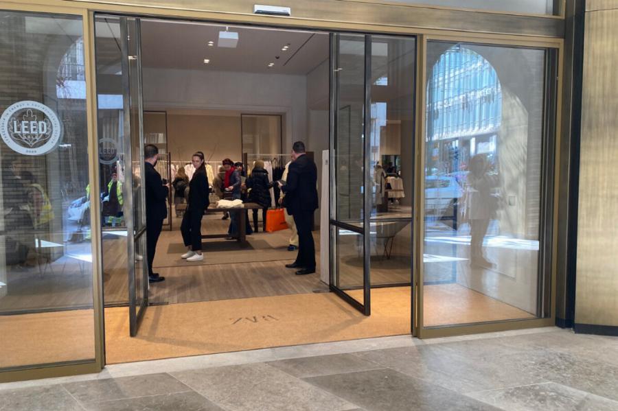 Εντυπωσιασμένη όλη η Αθήνα με το Zara των 6.000 τ.μ. – Εικόνες και βίντεο από το ιστορικό Μινιόν που άνοιξε ξανά 20 χρόνια μετά