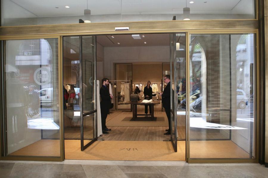 Εντυπωσιασμένη όλη η Αθήνα με το Zara των 6.000 τ.μ. – Εικόνες και βίντεο από το ιστορικό Μινιόν που άνοιξε ξανά 20 χρόνια μετά