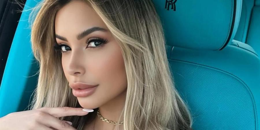 Την κράτησαν στο αεροδρόμιο γιατί από τις πολλές πλαστικές δεν την αναγνώριζαν στο διαβατήριό της