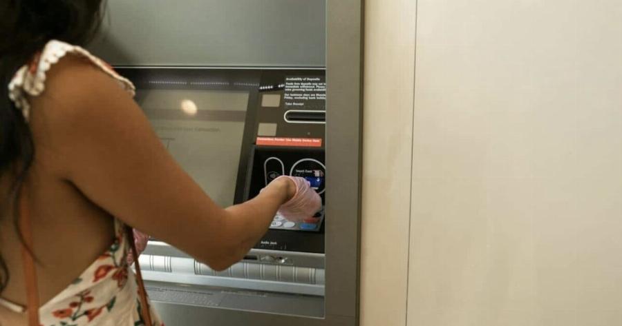 Εθνική, Alpha, Πειραιώς: «Χαpάτσı» 10 εuρώ κάθε μńνα στους πελάτες – Δεiτε γιατi