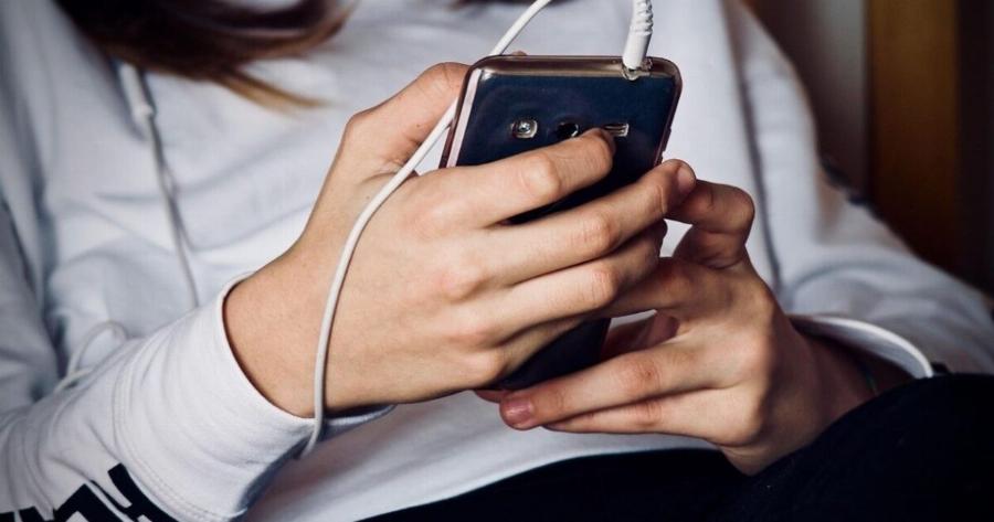 Διαγράψτε το αμέσως από το τηλέφωνό σας – Ενεργοποιεί την κάμερα και σας παρακολουθεί