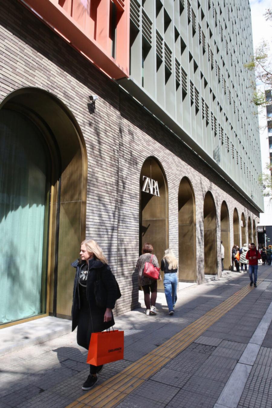 Εντυπωσιασμένη όλη η Αθήνα με το Zara των 6.000 τ.μ. – Εικόνες και βίντεο από το ιστορικό Μινιόν που άνοιξε ξανά 20 χρόνια μετά