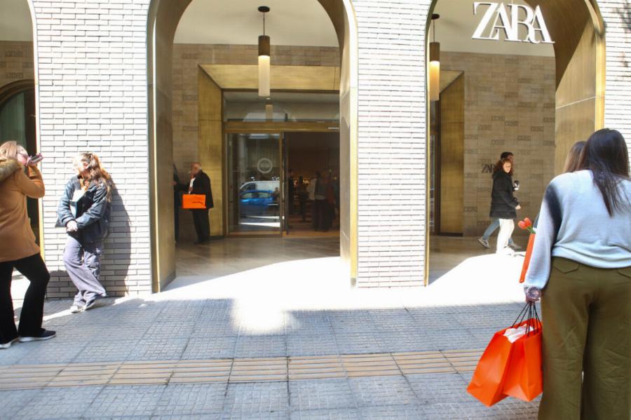Εντυπωσιασμένη όλη η Αθήνα με το Zara των 6.000 τ.μ. – Εικόνες και βίντεο από το ιστορικό Μινιόν που άνοιξε ξανά 20 χρόνια μετά