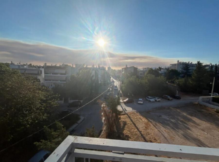 Μαύρισε ο ουρανός της Αττικής: Εικόνες κόλασης από την μεγάλη φωτιά σκέπασαν τον ουρανό