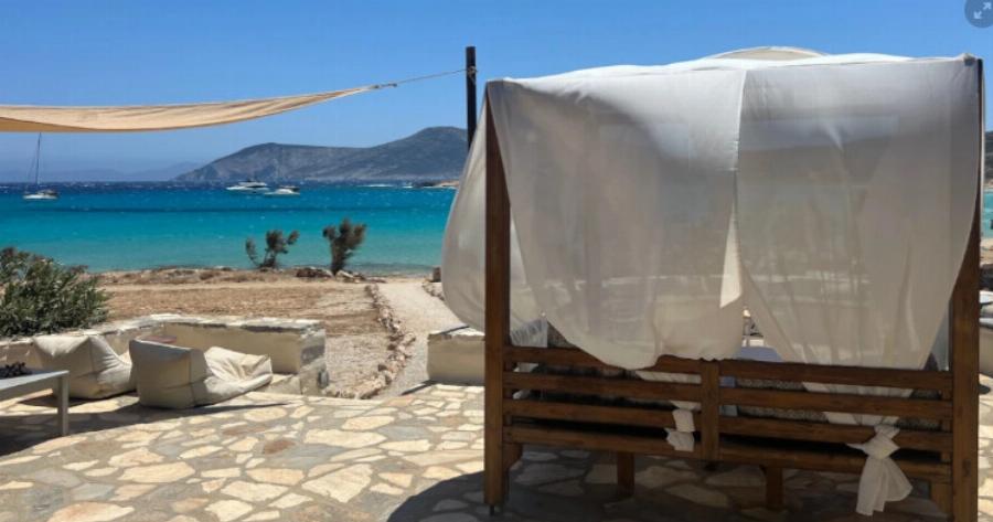 Κουφονήσια: Ξαπλώστρες με χρέωση 100 ευρώ σε παραλία – Δείτε φωτογραφία