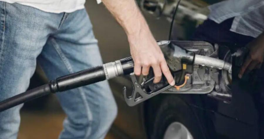 ΑΠΙΣΤΕΥΤΟ: Πόσο θα πέσει η τıμή της βενζίνης