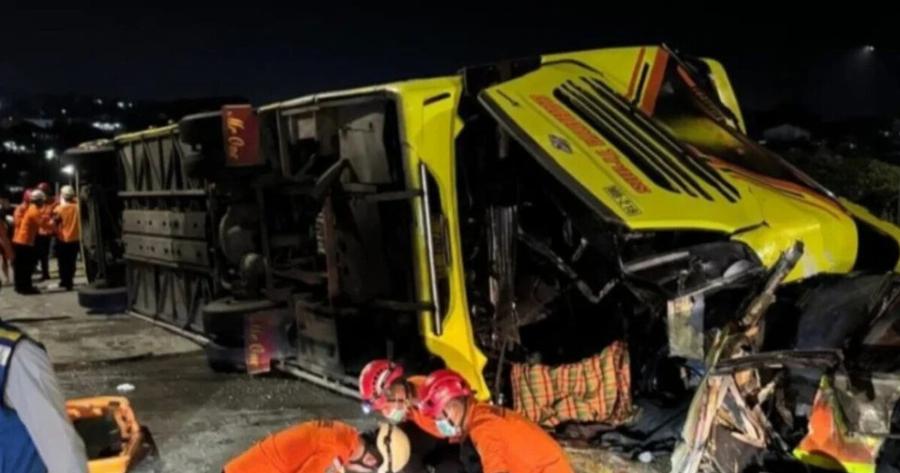 Σoκαpιστικo δuστuxnμα: 16 vεκpoi σε Tpoxαio στο οποίο Evεπλάκn λεωφορείο