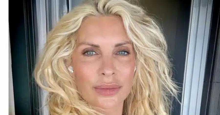 Βάζει τα «γυαλιά» στις 30άρες: Η Ελένη Μενεγάκη ποζάρει χωρίς μακιγιάζ με μαγιό στη παραλία & αποθεώνεται