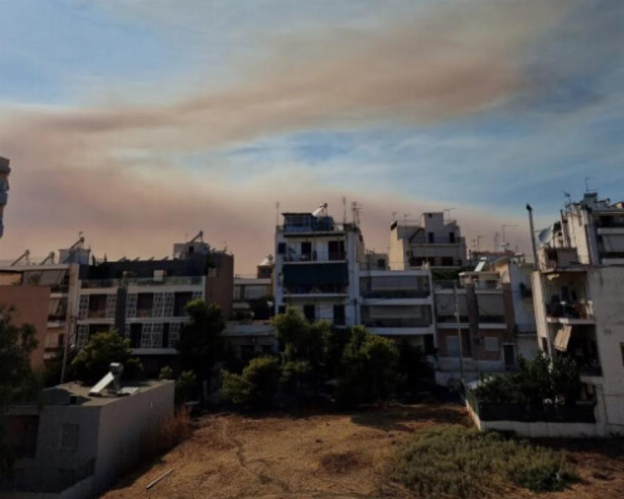 Μαύρισε ο ουρανός της Αττικής: Εικόνες κόλασης από την μεγάλη φωτιά σκέπασαν τον ουρανό