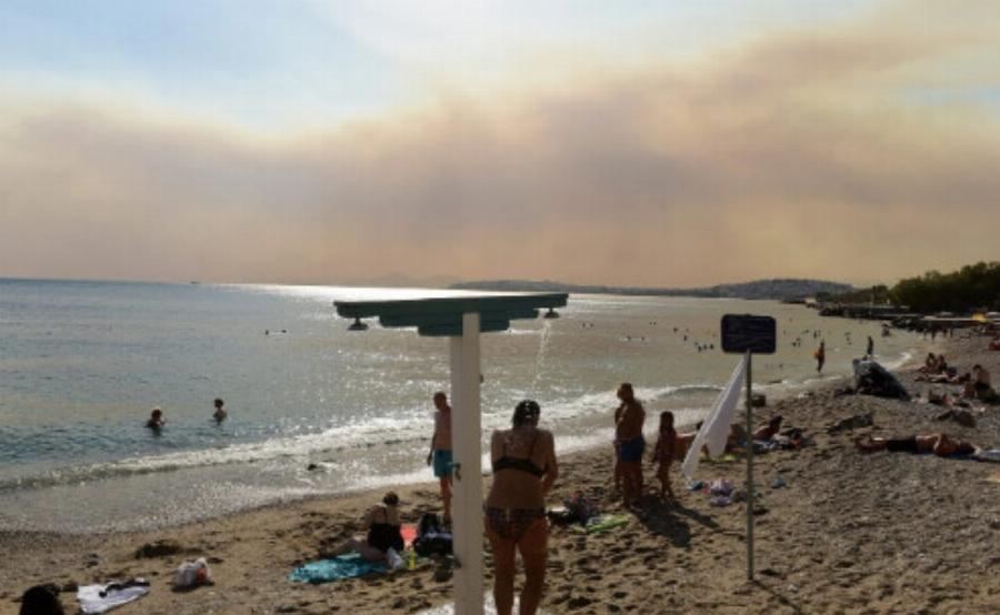 Μαύρισε ο ουρανός της Αττικής: Εικόνες κόλασης από την μεγάλη φωτιά σκέπασαν τον ουρανό