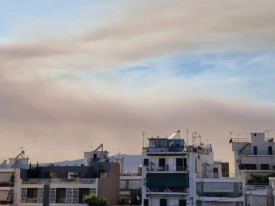 Μαύρισε ο ουρανός της Αττικής: Εικόνες κόλασης από την μεγάλη φωτιά σκέπασαν τον ουρανό