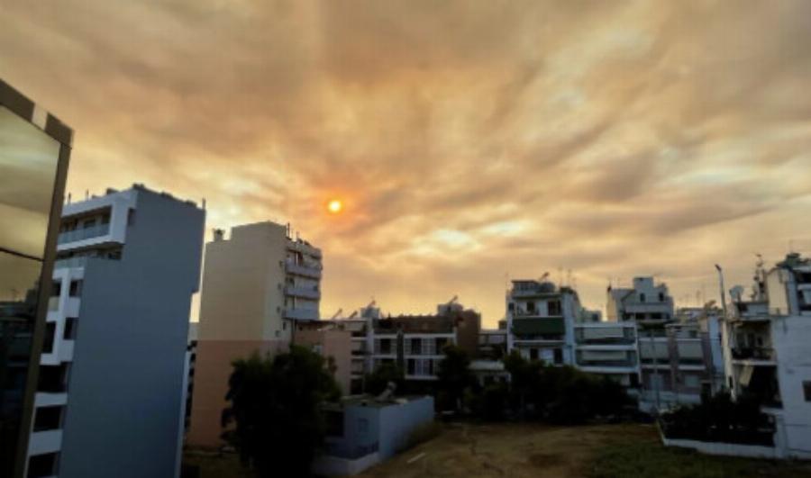 Μαύρισε ο ουρανός της Αττικής: Εικόνες κόλασης από την μεγάλη φωτιά σκέπασαν τον ουρανό