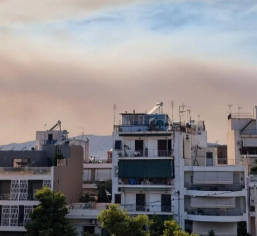 Μαύρισε ο ουρανός της Αττικής: Εικόνες κόλασης από την μεγάλη φωτιά σκέπασαν τον ουρανό