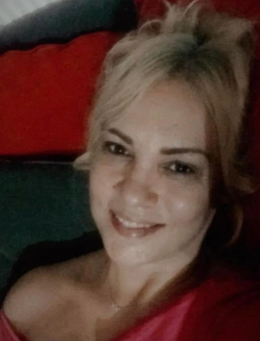 Είπε «όχι» στις πλαστικές, μεγάλωσε φυσικά, άλλαξε επάγγελμα: Η ηθοποιός Λίνα Σακκά στα 48 της – Πώς είναι σήμερα