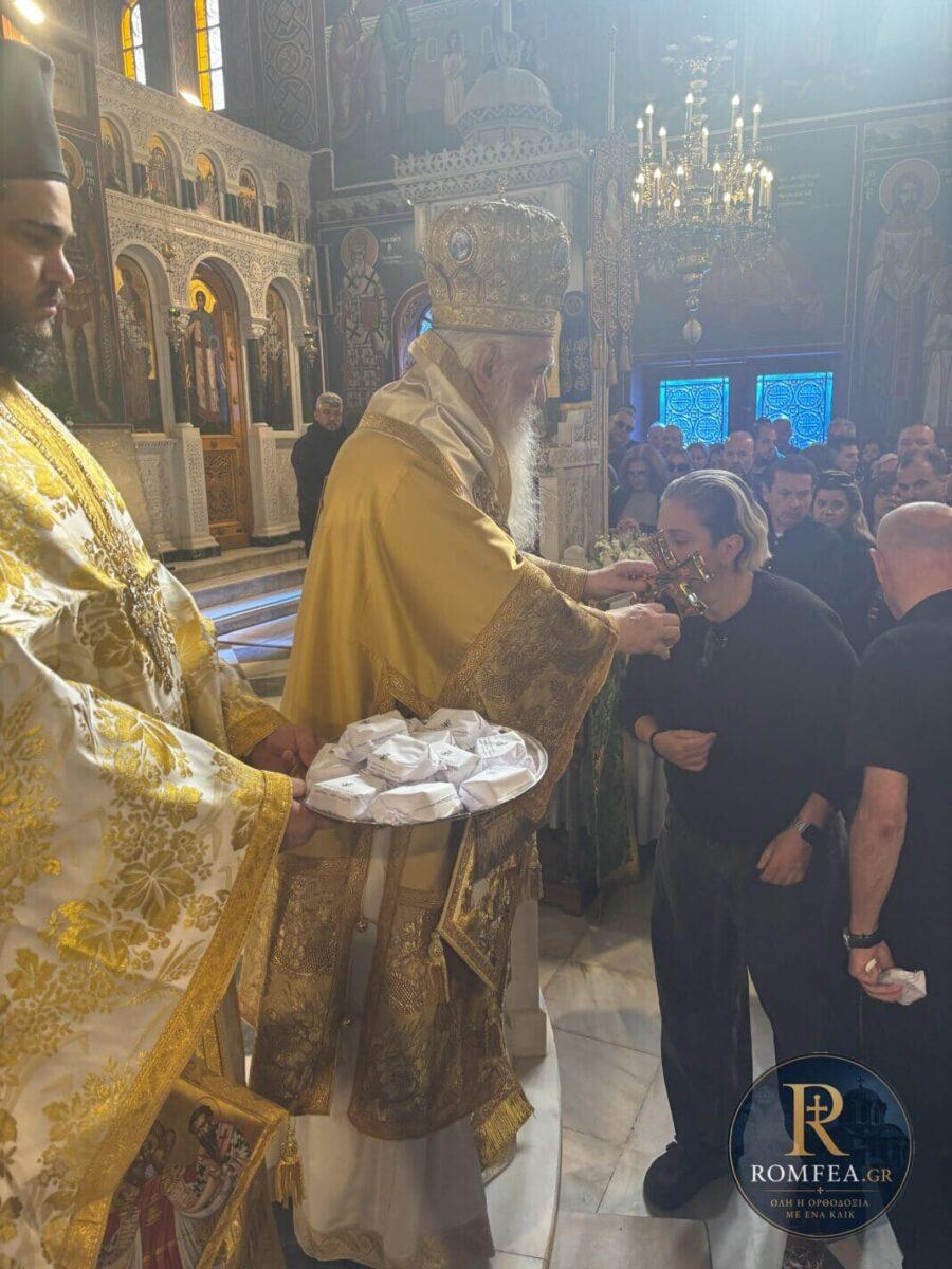 Πρώτη φορά! Ο Μαζωνάκης με ράσο – Η φωτογραφία που τον δείχνει να έχει εγκαταλείψει τα εγκόσμια και να υπηρετεί τον Θεό