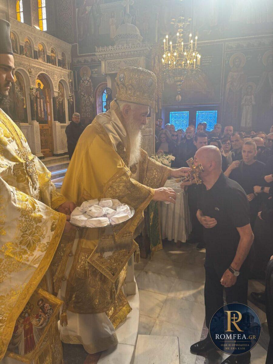 Πρώτη φορά! Ο Μαζωνάκης με ράσο – Η φωτογραφία που τον δείχνει να έχει εγκαταλείψει τα εγκόσμια και να υπηρετεί τον Θεό