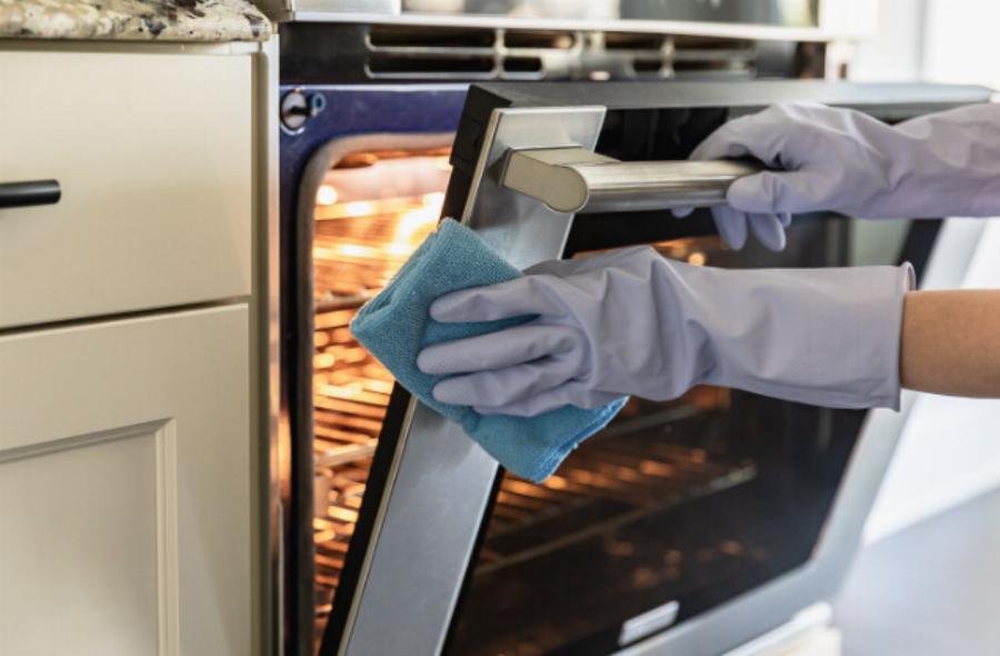 H πανέξυπνη «πατέντα» για να γίνει πεντακάθαρο το διπλό τζάμι του φούρνου