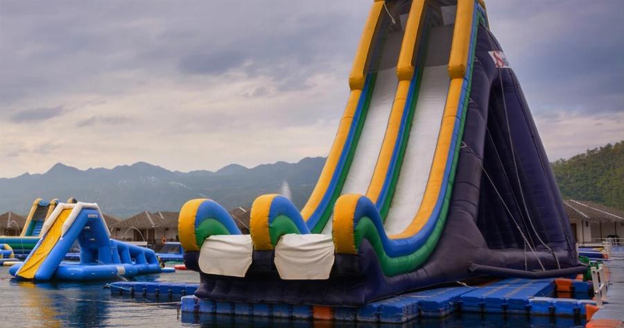 Τραγωδία: Πέθανε βρέφος, πέφτοντας από νεροτσουλήθρα – Γλίστρησε από την αγκαλιά του πατέρα του