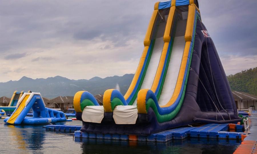 Τραγωδία: Πέθανε βρέφος, πέφτοντας από νεροτσουλήθρα – Γλίστρησε από την αγκαλιά του πατέρα του